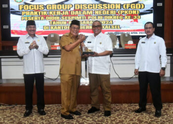 Gubernur Kalimantan Selatan, H Sahbirin Noor dan Ketua Tim Praktek Kerja Dalam Negeri (PKDN) Sespimti Polri Dikreg ke-33, Irjen Pol Abioso Seno saling tukar cinderamata.