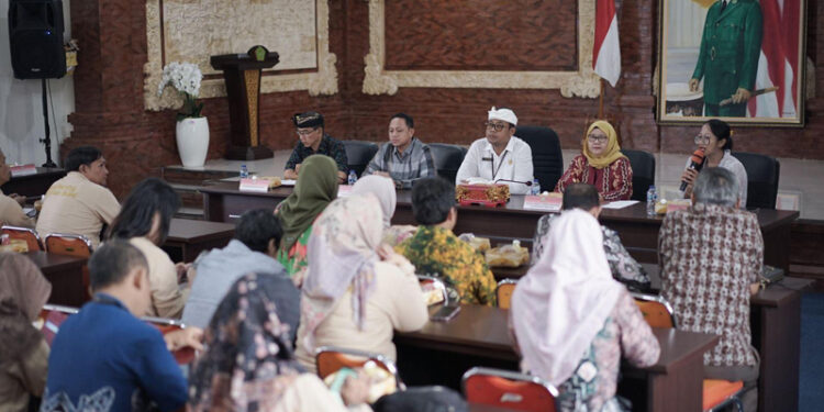 Komisi I DPRD Kalsel beserta Dinas PMD Provinsi Kalsel dan puluhan pengelola BUMDes terbaik se Kalsel ke Bali.