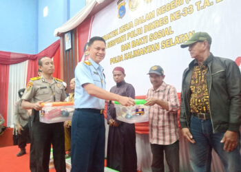 Tim PKDN Serdik Sespimti Polri Dikreg ke-33 TA 2024 yang dipimpin, Irjen Pol Abioso Seno Aji dan Brigjen Pol Slamet Hariadi saat menyerahkan bantuan sosial di Banjarmasin Selatan dan disaksikan Kapolresta Banjarmasin Kombes Pol Sabana Atmojo.