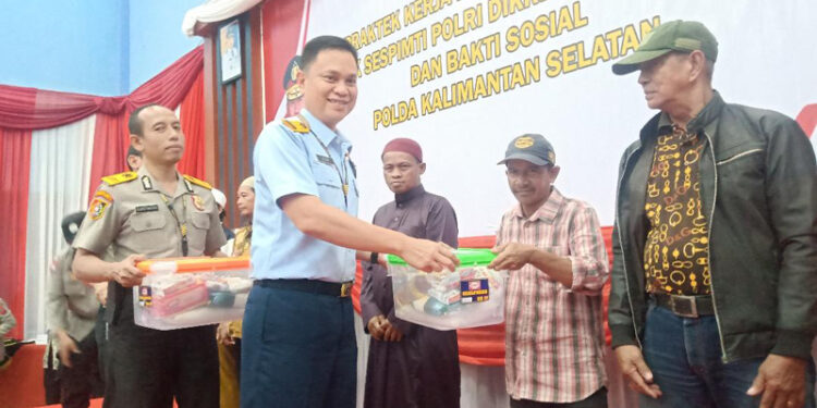 Tim PKDN Serdik Sespimti Polri Dikreg ke-33 TA 2024 yang dipimpin, Irjen Pol Abioso Seno Aji dan Brigjen Pol Slamet Hariadi saat menyerahkan bantuan sosial di Banjarmasin Selatan dan disaksikan Kapolresta Banjarmasin Kombes Pol Sabana Atmojo.