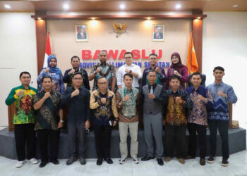 Komisioner Bawaslu Kalsel dan unsur Perguruan Tinggi berfoto bersama usai melakukan pembahasan draft perjanjian kerjasama (MoU).