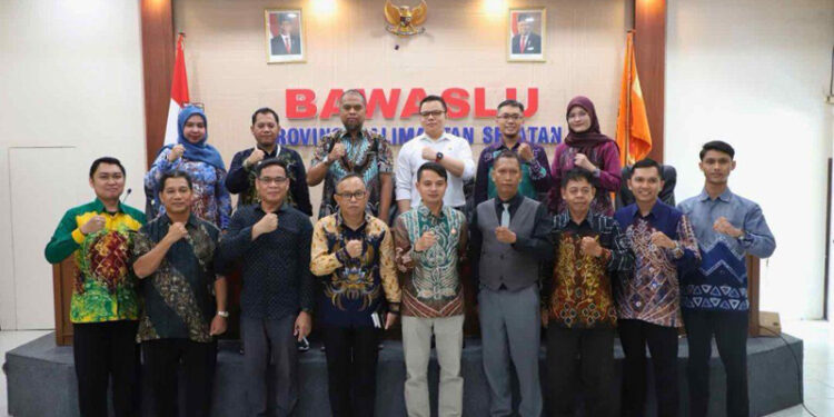 Komisioner Bawaslu Kalsel dan unsur Perguruan Tinggi berfoto bersama usai melakukan pembahasan draft perjanjian kerjasama (MoU).