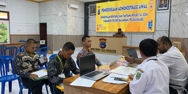 Bagian Sumber Daya Manusia (Bag SDM) Polres Balangan lakukan tes Pemeriksaan Administrasi (Rikmin) berkas rekrutmen anggota Polri.