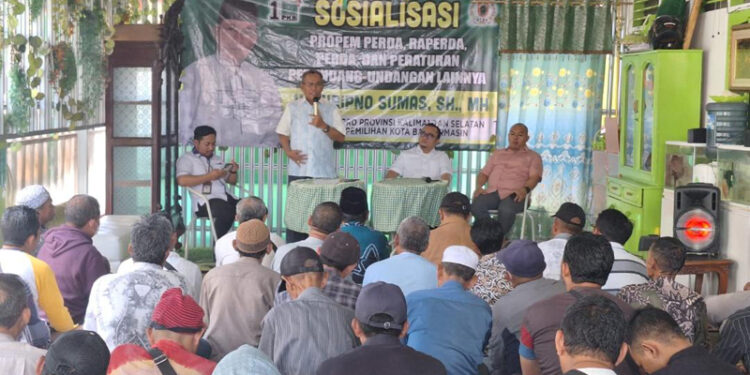 SEKRETARIS Komisi I DPRD Kalsel H Suripno Sumas SH MH saat melaksanakan sosialisasi, Selasa (4/2).