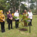 FOTO BERSAMA - Wakil Kepala BRIN RI Prof Dr Ir Amarulla Octavian MSc DESD bersama Staf Ahli Gubernur Bidang Pemerintahan, Hukum dan Politik, Adi Santoso berfoto bersama usai penanaman kayu Ulin di kawasan Kebun Raya Banua, Senin (29/4).