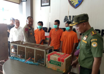 KASAT Polairud Polresta Banjarmasin AKP Dading Kalbu Adie saat memperlihatkan empat pelaku perdagangan hewan yang dilindungi beserta barang bukti, Senin (29/4).