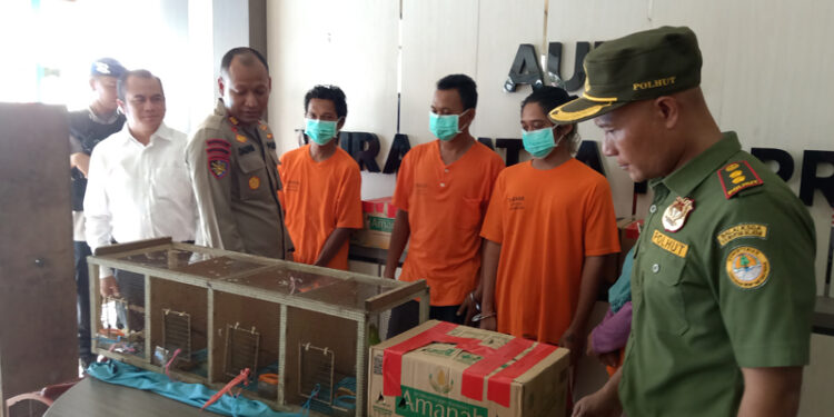 KASAT Polairud Polresta Banjarmasin AKP Dading Kalbu Adie saat memperlihatkan empat pelaku perdagangan hewan yang dilindungi beserta barang bukti, Senin (29/4).