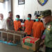 KASAT Polairud Polresta Banjarmasin AKP Dading Kalbu Adie saat memperlihatkan empat pelaku perdagangan hewan yang dilindungi beserta barang bukti, Senin (29/4).