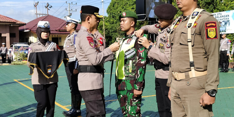 KAPOLRES Balangan AKBP Riza Muttaqin saat menyematkan pita pasukan gabungan Operasi Intan 2024, Rabu (3/4).