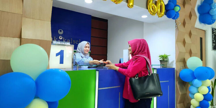 ILUSTRASI pelayanan Bank Kalsel dalam menghadapi libur Hari Raya Idul Fitri 1445 H.