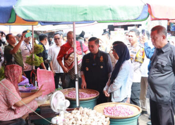 SIDAK PASAR - Walikota Banjarmasin H Ibnu Sina didampingi forkopimda saat sidak pasar tradisional di Kota Banjarmasin untuk memastikan bahan pokok dan harga pangan di pasaran aman, Rabu (3/4).