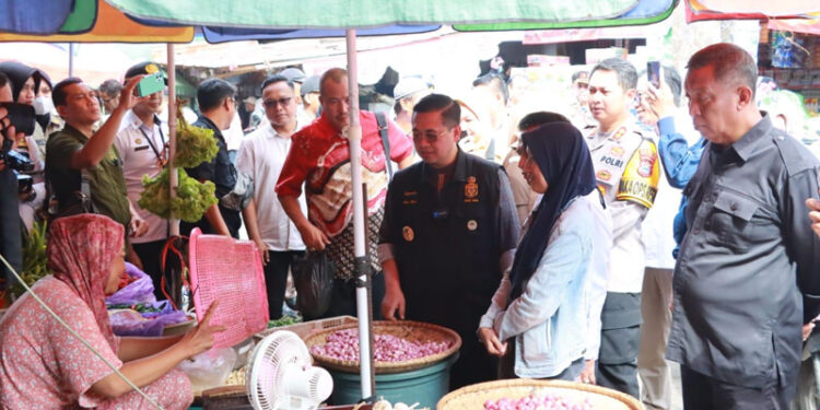 SIDAK PASAR - Walikota Banjarmasin H Ibnu Sina didampingi forkopimda saat sidak pasar tradisional di Kota Banjarmasin untuk memastikan bahan pokok dan harga pangan di pasaran aman, Rabu (3/4).