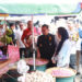 SIDAK PASAR - Walikota Banjarmasin H Ibnu Sina didampingi forkopimda saat sidak pasar tradisional di Kota Banjarmasin untuk memastikan bahan pokok dan harga pangan di pasaran aman, Rabu (3/4).