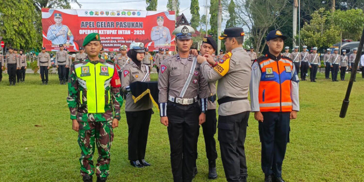 KAPOLRES Tabalong saat memasang pita tanda di mulainya Operasi Ketupat Intan 2024, Rabu (3/4).