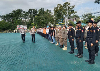 KAPOLRES Tapin AKBP Sugeng Priyanto SIK saat mengecek kesiapan pasukan operasi pada apel Operasi Ketupat Intan 2024, Rabu (3/4).