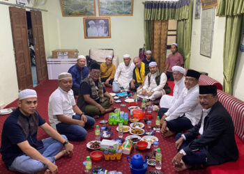 Gubernur Kalimantan Selatan, H Sahbirin Noor bersama rombongan dan Pangdam VI Mulawarman, Mayjen TNI Tri Budi Utomo sahur bersama di Majelis Ta’lim Pimpinan KH Zainal Hakim.