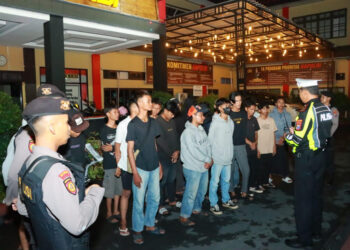 Personil gabungan saat mengamankan puluhan remaja yang begarakan sahur di jalanan tetapi mengganggu ketenangan warga beribadah.