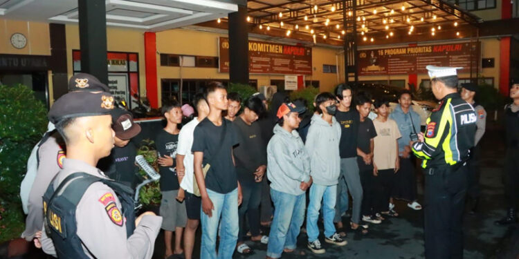 Personil gabungan saat mengamankan puluhan remaja yang begarakan sahur di jalanan tetapi mengganggu ketenangan warga beribadah.