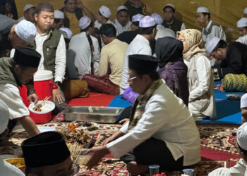 Gubernur Kalimantan Selatan, H Sahbirin Noor secara sukarela melayani masyarakat yang ingin sahur bersama. 