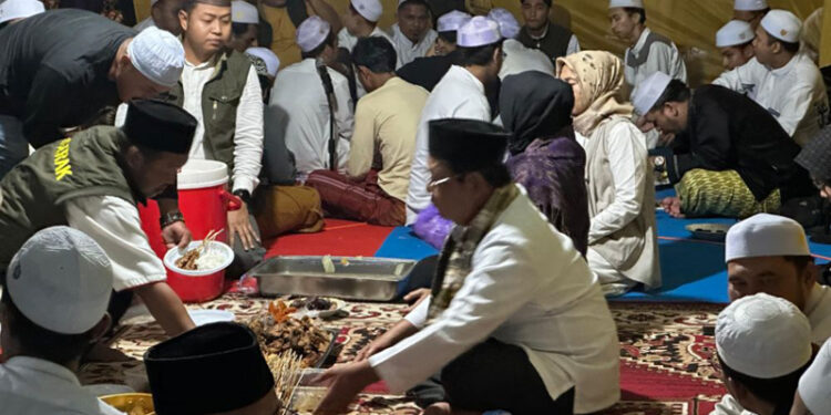 Gubernur Kalimantan Selatan, H Sahbirin Noor secara sukarela melayani masyarakat yang ingin sahur bersama. 