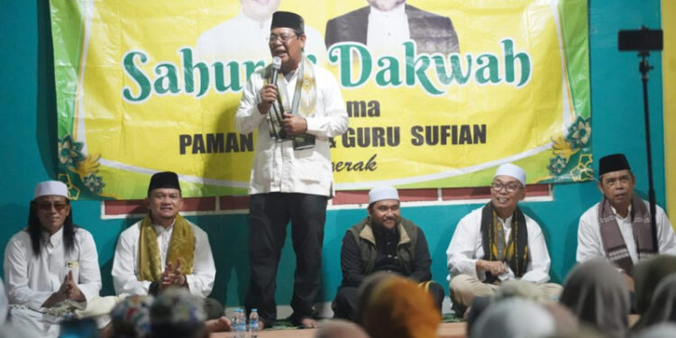 Gubernur Kalimantan Selatan, H Sahbirin Noor saat menyampaikan sambutan pada sahur dan dakwah di Desa Tunggul Irang, Kabupaten Banjar 