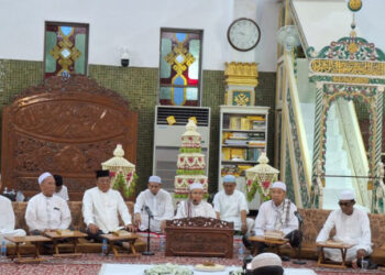 Gubernur Kalimantan Selatan, H Sahbirin Noor bersama ulama melaksanakan khataman Alquran bersama di Masjid Al Karomah Martapura 