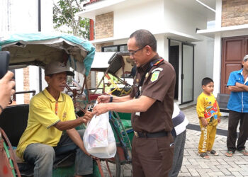 KAJARI Tapin Adi Fakhrudin SH MH saat menyerahkan bantuan paket sembako ramadhan.