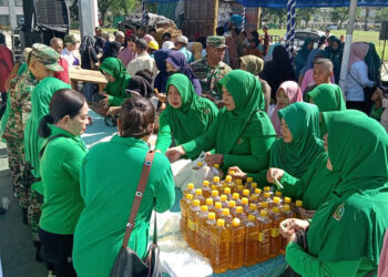 SUASANA kegiatan pasar murah yang di gelar Kodim 1010 Tapin bersama gerakan pangan murah dalam rangka pengendalian inflasi daerah dan stabilitas harga pangan di Lapangan Dwi Darma Rantau, Selasa (2/4).