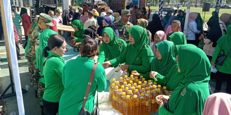 SUASANA kegiatan pasar murah yang di gelar Kodim 1010 Tapin bersama gerakan pangan murah dalam rangka pengendalian inflasi daerah dan stabilitas harga pangan di Lapangan Dwi Darma Rantau, Selasa (2/4).