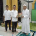 PJ Bupati Tapin M Syarifuddin bersama Sekda H Sufiansyah saat menyerahkan bantuan Alquran untuk masjid Baitun Nur yang diterima Guru H Muhammad Yunus.