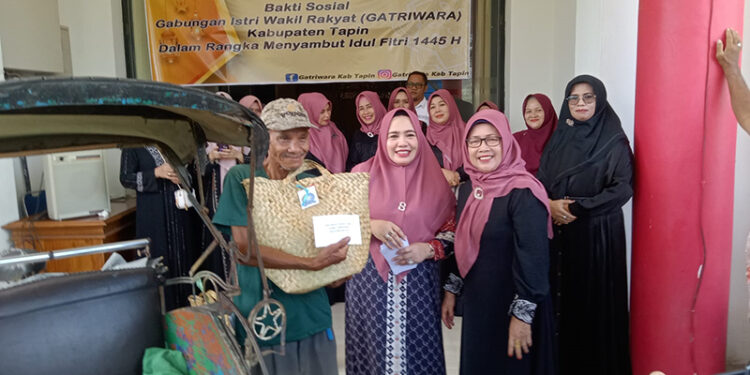 KETUA Gatriwara Tapin Hj Faridah Yamani saat membagikan bantuan paket ramadhan untuk penarik becak di Tapin.