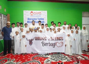 FOTO BERSAMA - Management dan pemain Raung Vikings Basketball berfoto bersama anak-anak Panti Asuhan Mizan Amanah di Jalan Bumi Mas Raya, Kelurahan Pemurus Baru, Kecamatan Banjarmasin Selatan, usai berbuka puasa bersama, Kamis (4/4).