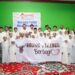 FOTO BERSAMA - Management dan pemain Raung Vikings Basketball berfoto bersama anak-anak Panti Asuhan Mizan Amanah di Jalan Bumi Mas Raya, Kelurahan Pemurus Baru, Kecamatan Banjarmasin Selatan, usai berbuka puasa bersama, Kamis (4/4).