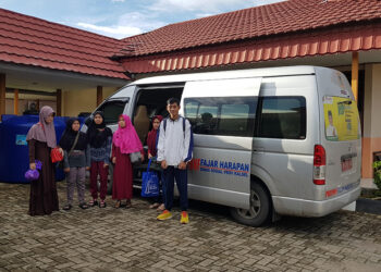 PARA penyandang disabilitas saat akan berangkat mudik dengan program Mudik Gratis Paman Birin dan Acil Odah.