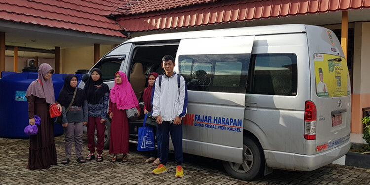 PARA penyandang disabilitas saat akan berangkat mudik dengan program Mudik Gratis Paman Birin dan Acil Odah.