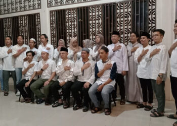 Sekda Tapin Dr H Sufiansyah MAP berfoto bersama Komisi Kepemudaan Tapin usai acara buka puasa bersama, Senin (8/4).