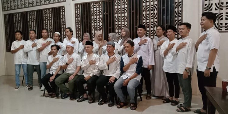 Sekda Tapin Dr H Sufiansyah MAP berfoto bersama Komisi Kepemudaan Tapin usai acara buka puasa bersama, Senin (8/4).