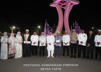 PJ Bupati Tapin M Syarifuddin MP, Ketua TP PKK Masrupah, Sekda Dr H Sufiansyah, forkopimda berfoto bersama pemenang lomba perahu hias saat malam takbiran, Selasa (9/4) malam.