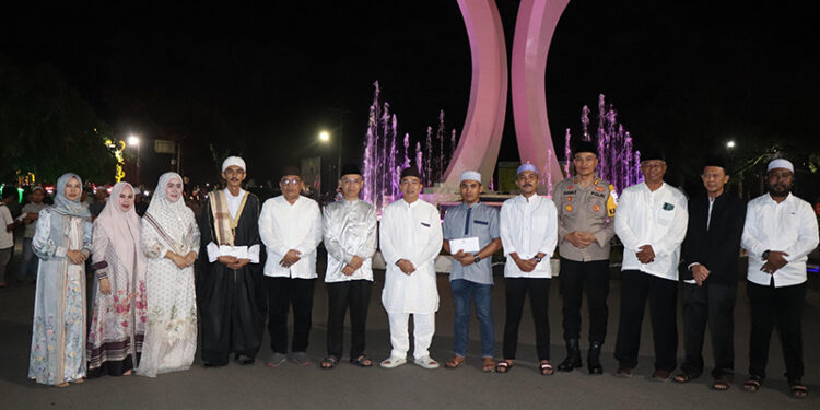 PJ Bupati Tapin M Syarifuddin MP, Ketua TP PKK Masrupah, Sekda Dr H Sufiansyah, forkopimda berfoto bersama pemenang lomba perahu hias saat malam takbiran, Selasa (9/4) malam.