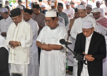 Gubernur Kalimantan Selatan, H Sahbirin Noor bersama ribuan warga saat melaksanakan shalat Idul Fitri 1445 di halaman parkir depan Masjid Raya Sabilal Muhtadin Banjarmasin