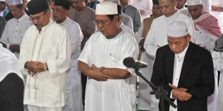 Gubernur Kalimantan Selatan, H Sahbirin Noor bersama ribuan warga saat melaksanakan shalat Idul Fitri 1445 di halaman parkir depan Masjid Raya Sabilal Muhtadin Banjarmasin