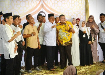 Gubernur Kalimantan Selatan, H Sahbirin Noor berfoto bersama Founder Yayasan YN’S Center, Yuni Abdi Nur Sulaiman dan pengurus YN’S Center.