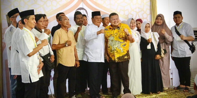 Gubernur Kalimantan Selatan, H Sahbirin Noor berfoto bersama Founder Yayasan YN’S Center, Yuni Abdi Nur Sulaiman dan pengurus YN’S Center.