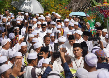 PAMAN Birin disambut para jemaah saat tiba di lokasi Haul Syekh Muhammad Arsyad Al-Banjari. 