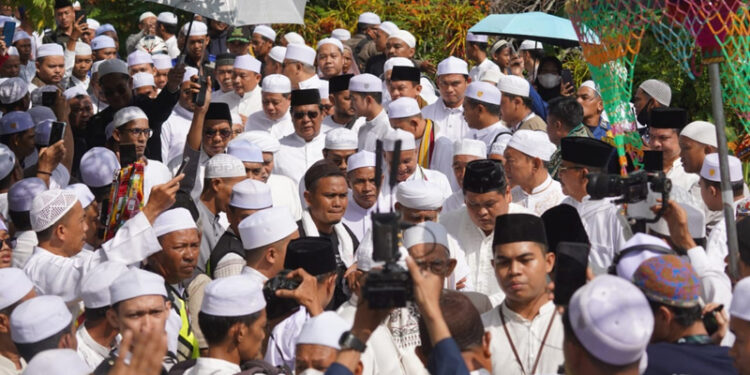 PAMAN Birin disambut para jemaah saat tiba di lokasi Haul Syekh Muhammad Arsyad Al-Banjari. 