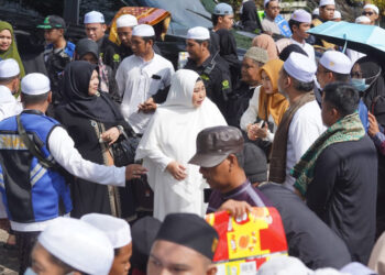 KETUA TP PKK Provinsi Kalsel Hj Raudatul Jannah Sahbirin atau Acil Odah (baju putih) saat menuju Masjid Jami Tuhfaturraghibin Kampung Dalam Pagar Ulu Kecamatan Martapura Timur, Kabupaten Banjar. 