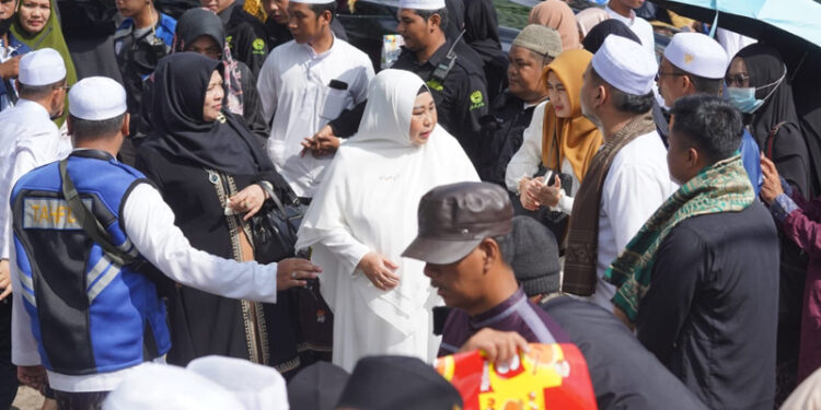 KETUA TP PKK Provinsi Kalsel Hj Raudatul Jannah Sahbirin atau Acil Odah (baju putih) saat menuju Masjid Jami Tuhfaturraghibin Kampung Dalam Pagar Ulu Kecamatan Martapura Timur, Kabupaten Banjar. 