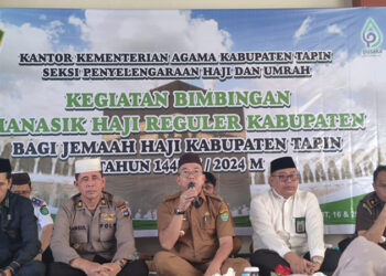 PJ Bupati Tapin M Syarifuddin MPd saat membuka kegiatan bimbingan manasik haji reguler Kabupaten Tapin Tahun 2024, Selasa (16/4).