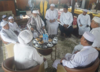 Gubernur Kalimantan Selatan, H Sahbirin Noor tampak berbincang-bincang dalam ulama dan habaib sebelum mengikuti haul ke-218 Syech Muhammad Arsyad Al Banjari (Datu Kelampayan) di Masjid Tuhfaturraghibin, Dalam Pagar, Martapura 