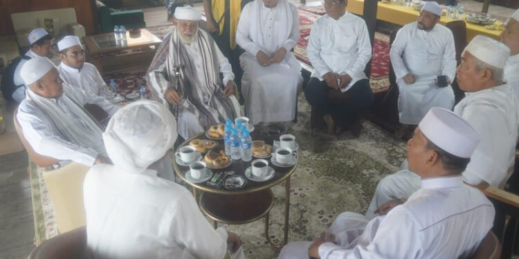 Gubernur Kalimantan Selatan, H Sahbirin Noor tampak berbincang-bincang dalam ulama dan habaib sebelum mengikuti haul ke-218 Syech Muhammad Arsyad Al Banjari (Datu Kelampayan) di Masjid Tuhfaturraghibin, Dalam Pagar, Martapura 